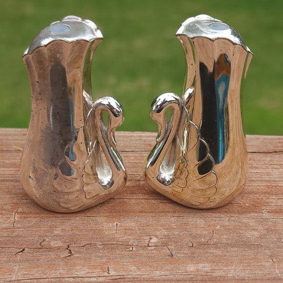 Wm A. Rogers Swan salt and pepper shakers silverplate - Picture 5 of 12